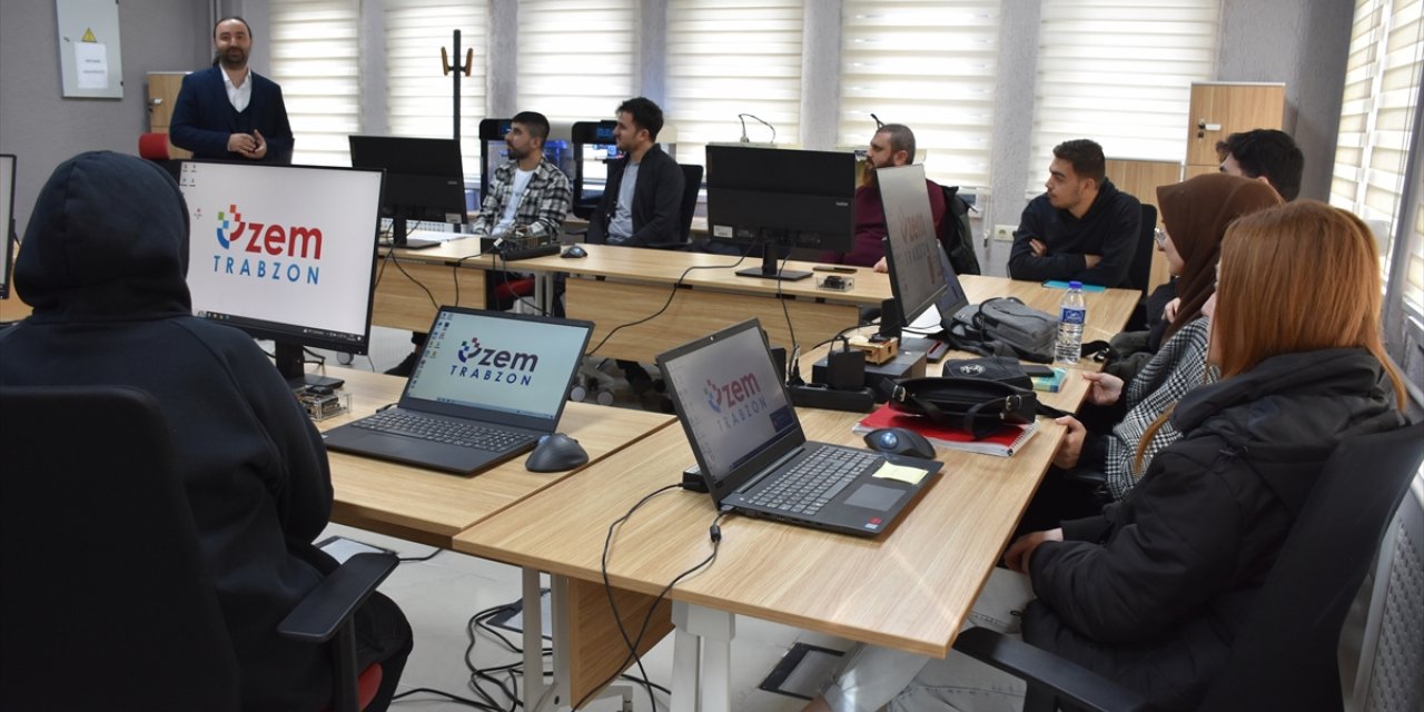 Trabzon Üniversitesi Yapay Zeka ve Robotik Kodlama Merkezi'nde 320 kişiye eğitim verildi