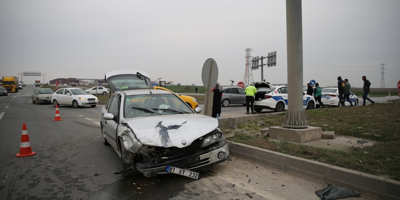 Edirne'de iki otomobilin çarpıştığı kazada 5 kişi yaralandı