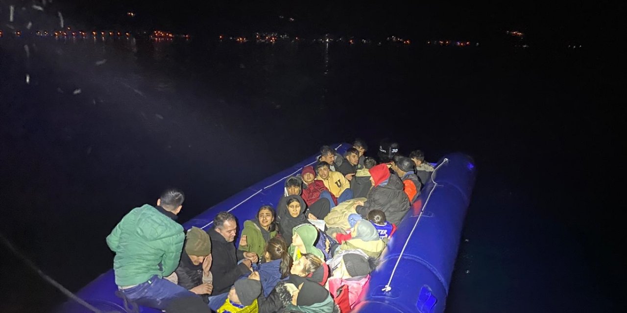 Çanakkale açıklarındaki lastik botta 31 düzensiz göçmen yakalandı