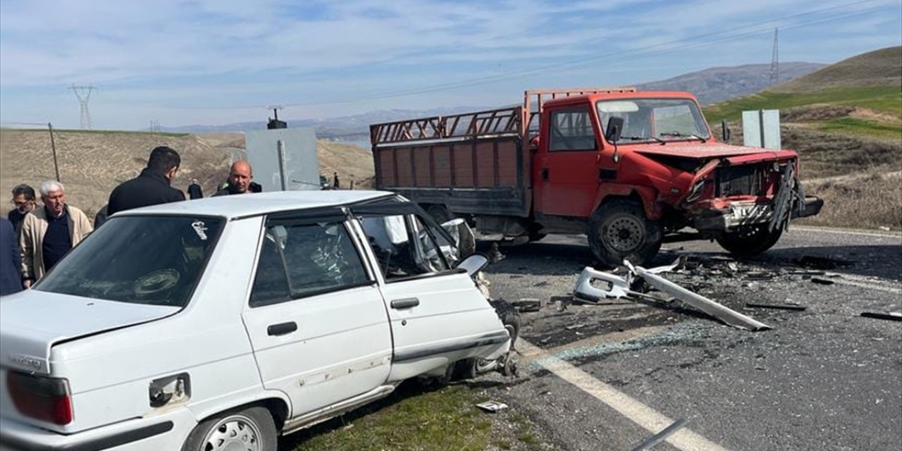 Malatya'da kamyonetle çarpışan otomobilin sürücüsü öldü