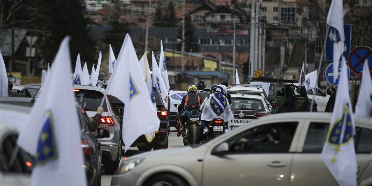 Bosna Hersek'te Bağımsızlık Günü'nde altın zambaklı bayraklarla araç konvoyu yapıldı