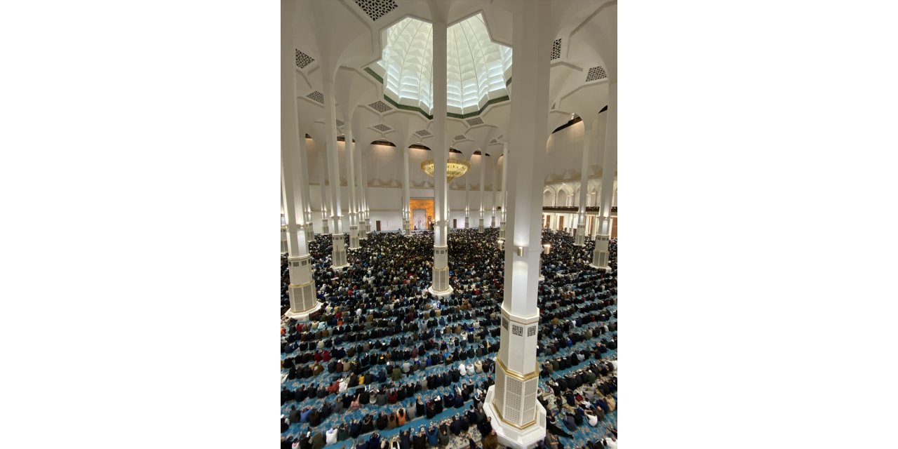 Dünyanın en büyük camilerinden Cezayir Ulu Camii'nde ilk cuma namazı kılındı