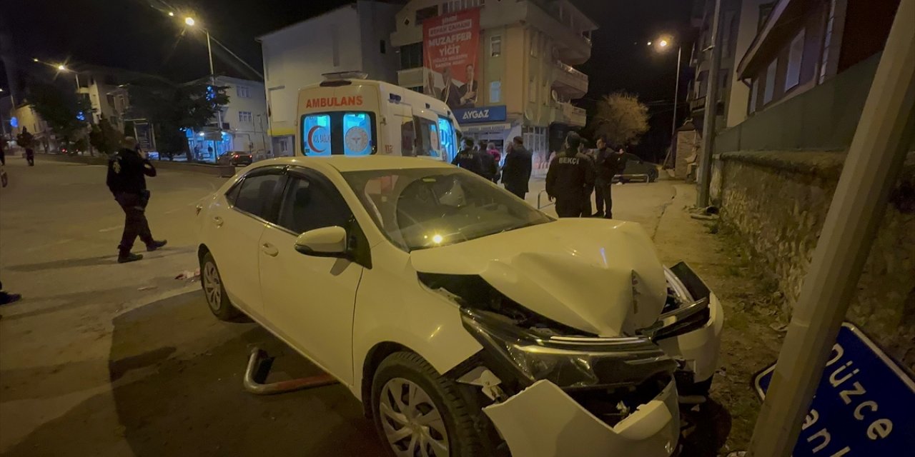 Düzce'de trafik levhasına çarpan otomobildeki 2 kişi yaralandı