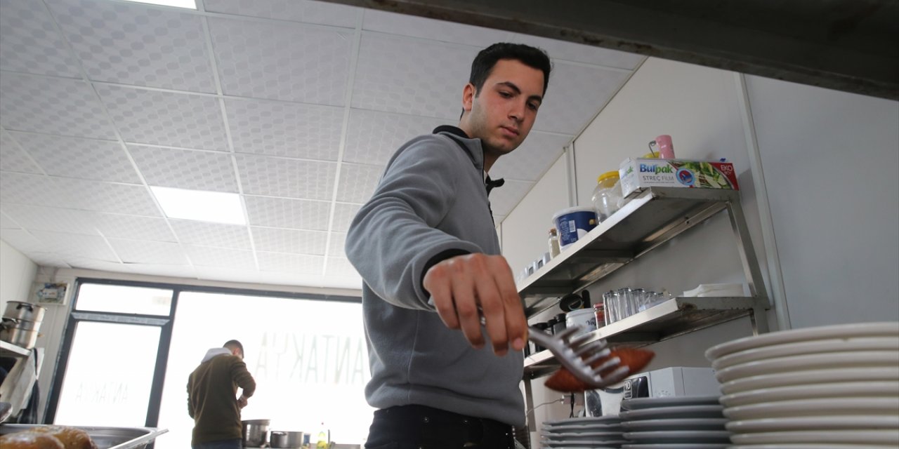 Hatay'ın yöresel lezzetleri prefabrik lokantada müşterilere sunuluyor