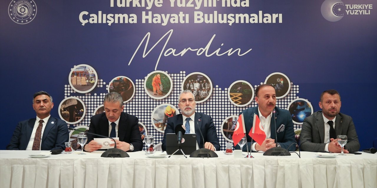 Bakan Işıkhan, Mardin'de "Türkiye Yüzyılı'nda Çalışma Hayatı Buluşmaları" toplantısında konuştu