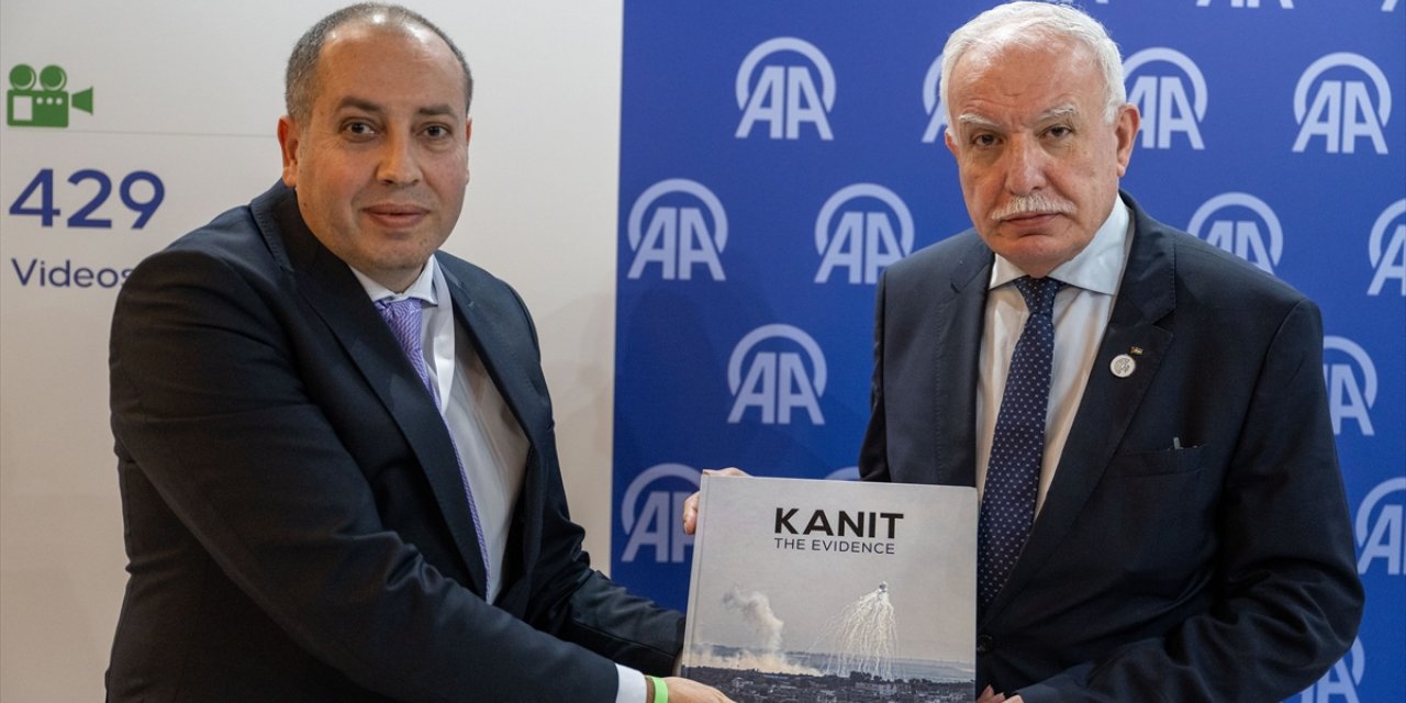 Antalya Diplomasi Forumu'na katılan liderler ve dışişleri bakanları AA'nın "Kanıt" kitabını inceledi