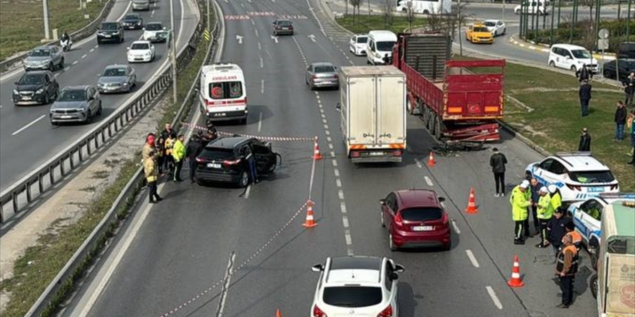 Büyükçekmece'de tıra çarpan cipin sürücüsü hayatını kaybetti