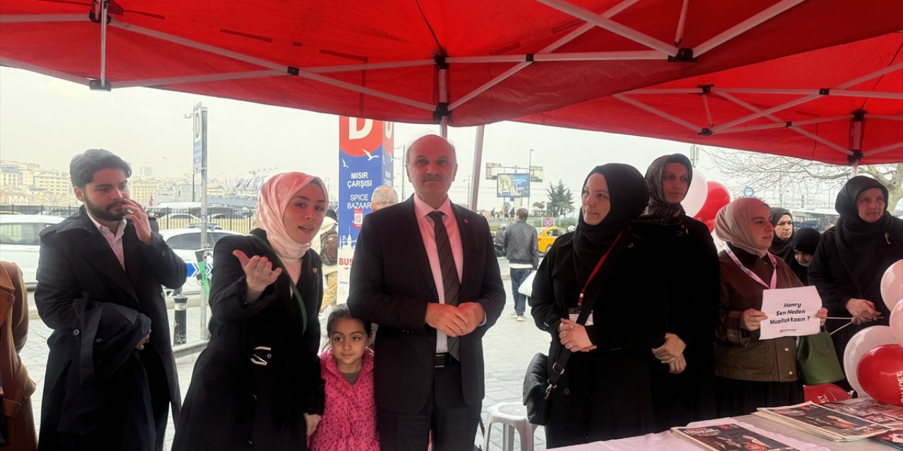 Saadet Partisi İBB Başkan adayı Aydın, Eminönü'nde partisinin standını ziyaret etti: