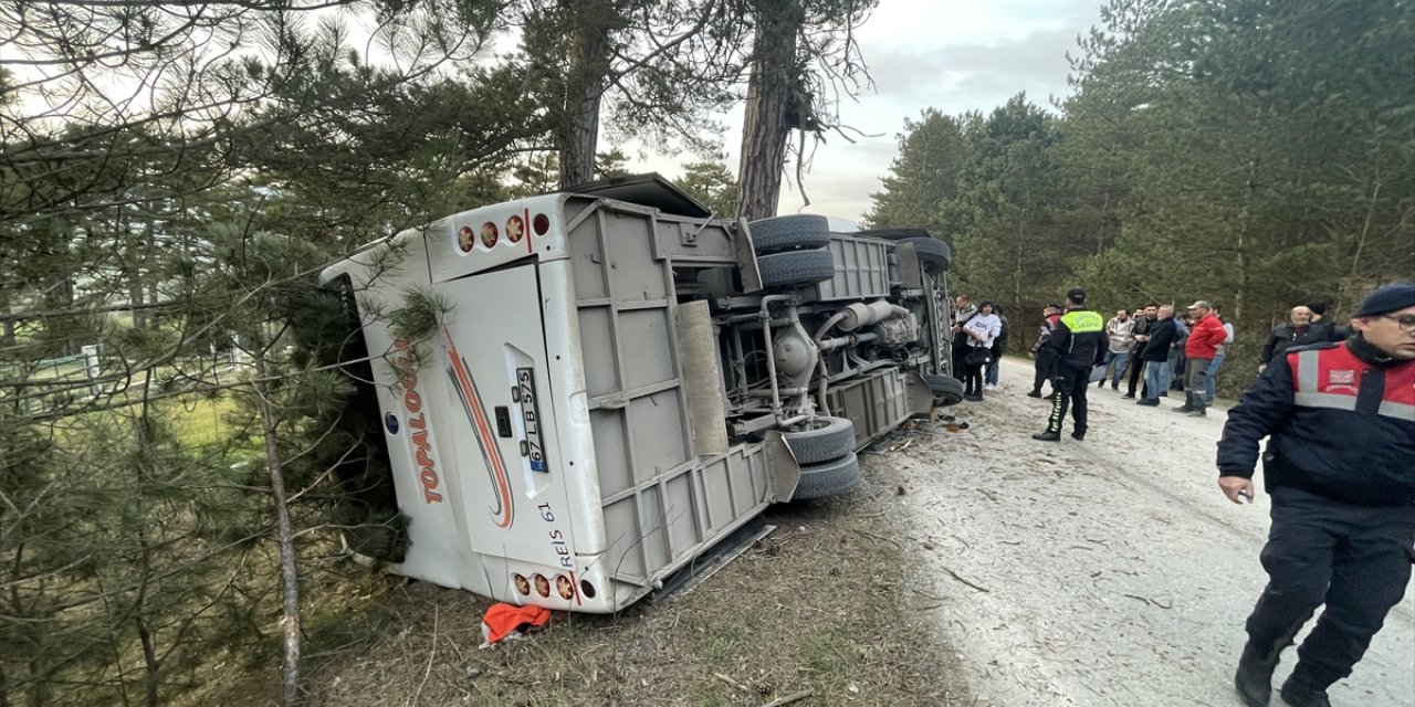 Bolu'da kayak merkezinden dönenleri taşıyan minibüsün devrilmesi sonucu 14 kişi yaralandı