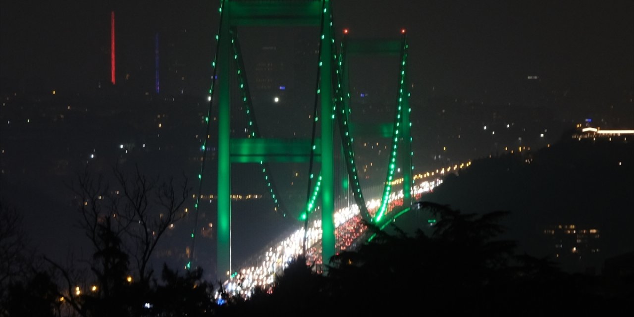 İstanbul'da iki köprü Yeşilay Haftası için ışıklandırıldı