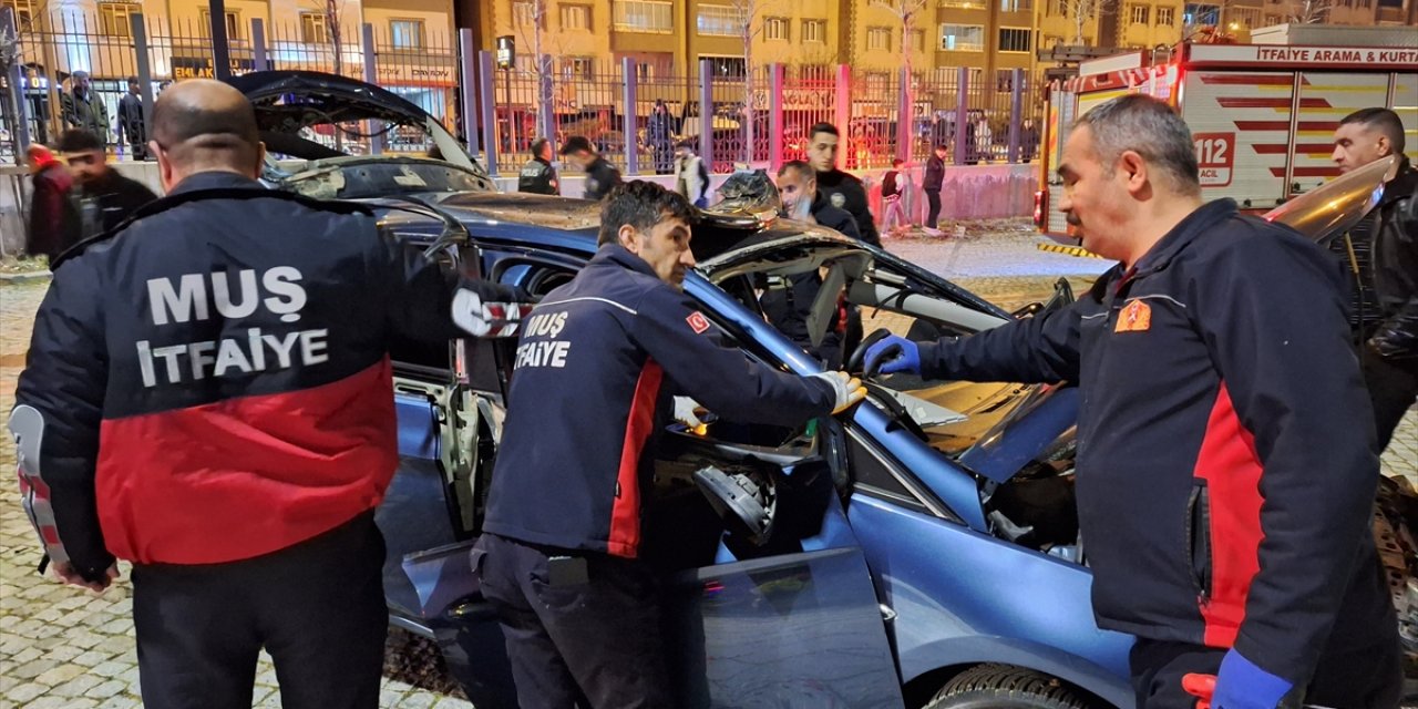 Muş'ta park halindeki otomobilde patlama oldu, sürücü yaralandı