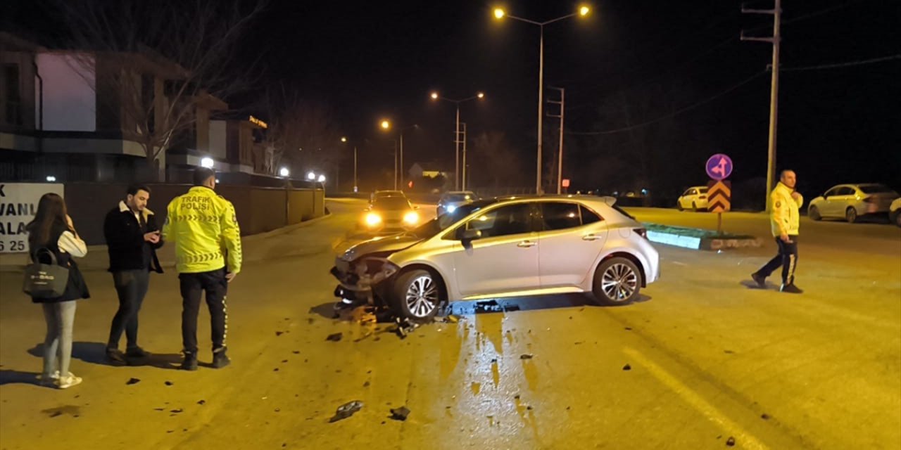 Bursa'da 2 otomobil ile motosikletin karıştığı kazada 1 kişi öldü, 1 kişi yaralandı