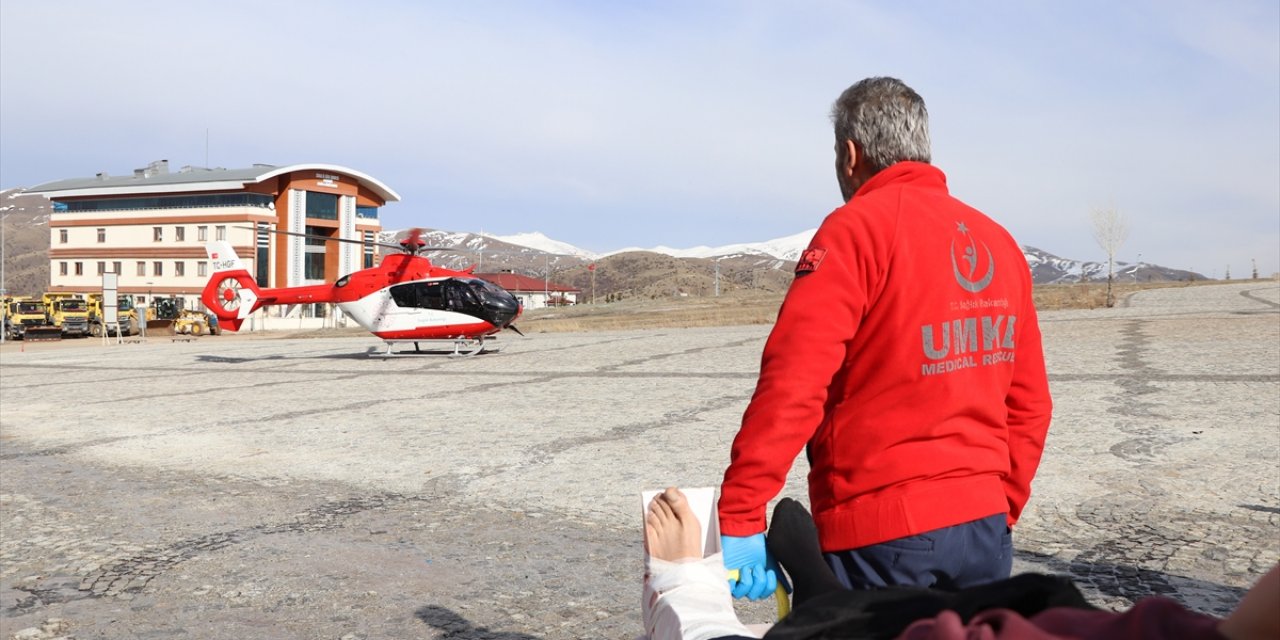 Sivas'ta kayak yaparken bacağı kırılan kişi ambulans helikopterle hastaneye ulaştırıldı