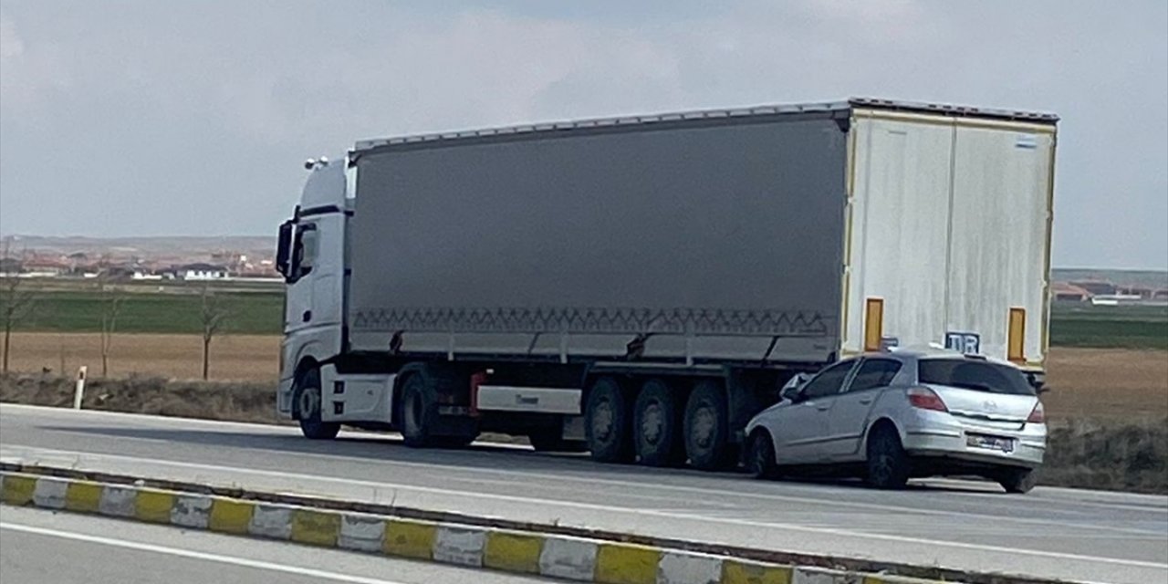 Konya'da tıra arkadan çarpan otomobilin sürücüsü yaralandı