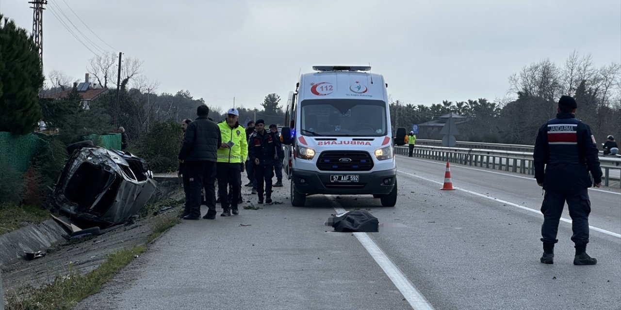 Sinop'ta takla atan otomobildeki 1 kişi öldü, 2 kişi yaralandı