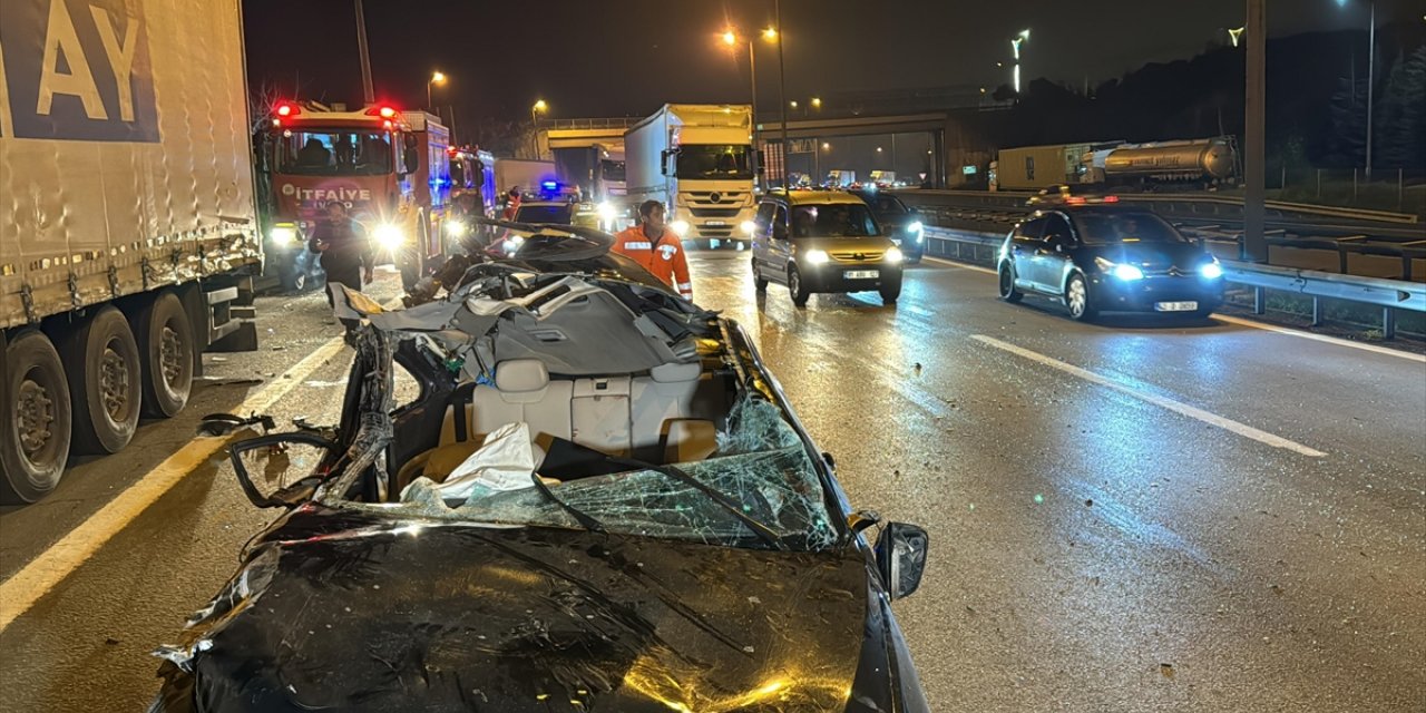 Anadolu Otoyolu’nda tıra çarpan otomobildeki 1 kişi öldü, 2 kişi yaralandı