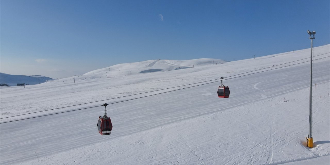 Erciyes Dağı'na kar yağdı