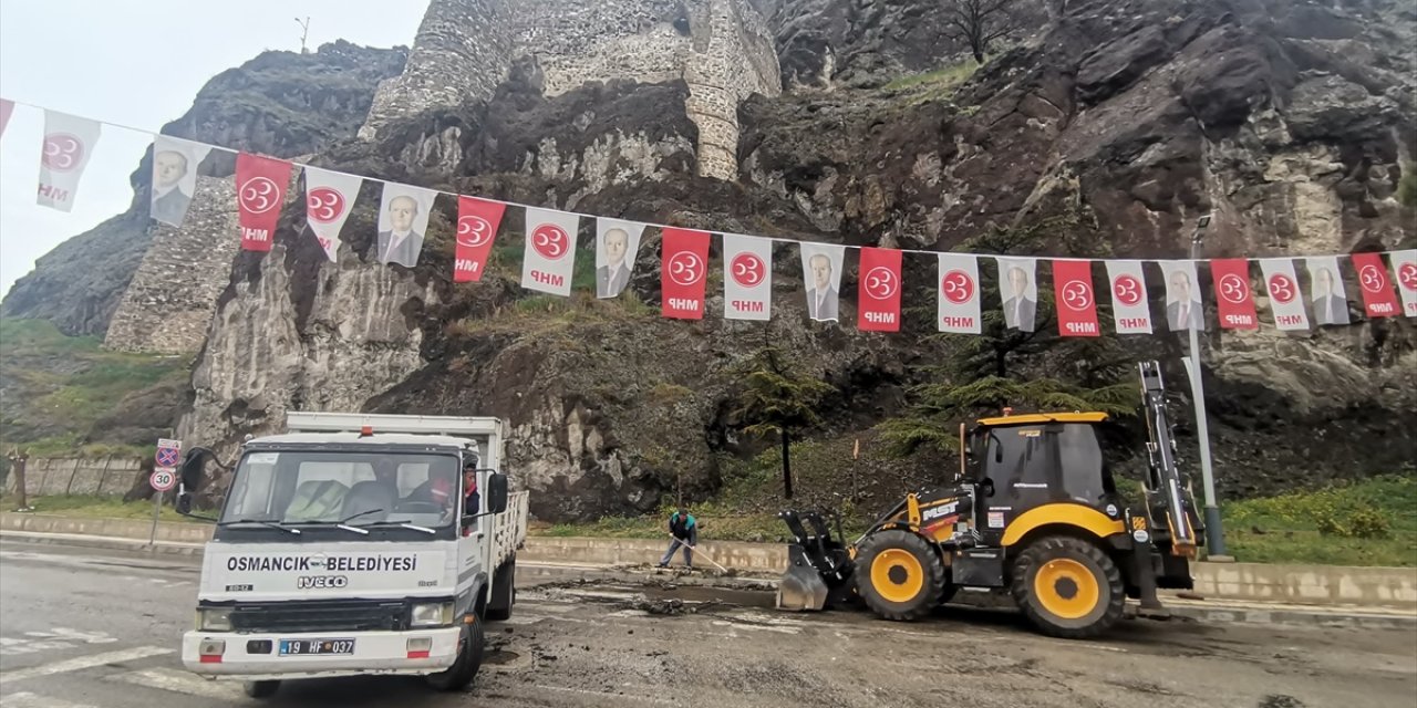 Osmancık'ta tarihi Kandiber Kalesi'nden kopan kaya parçası caddeye düştü