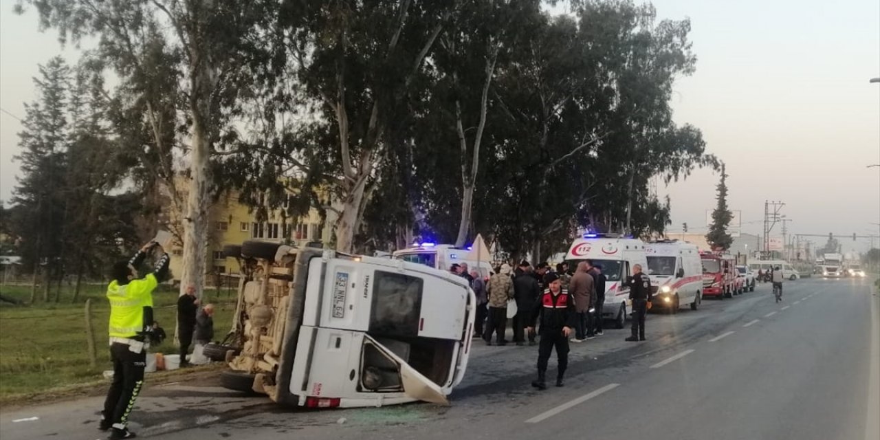 Mersin'de kamyonet ile çarpışan minibüsteki 6 tarım işçisi yaralandı