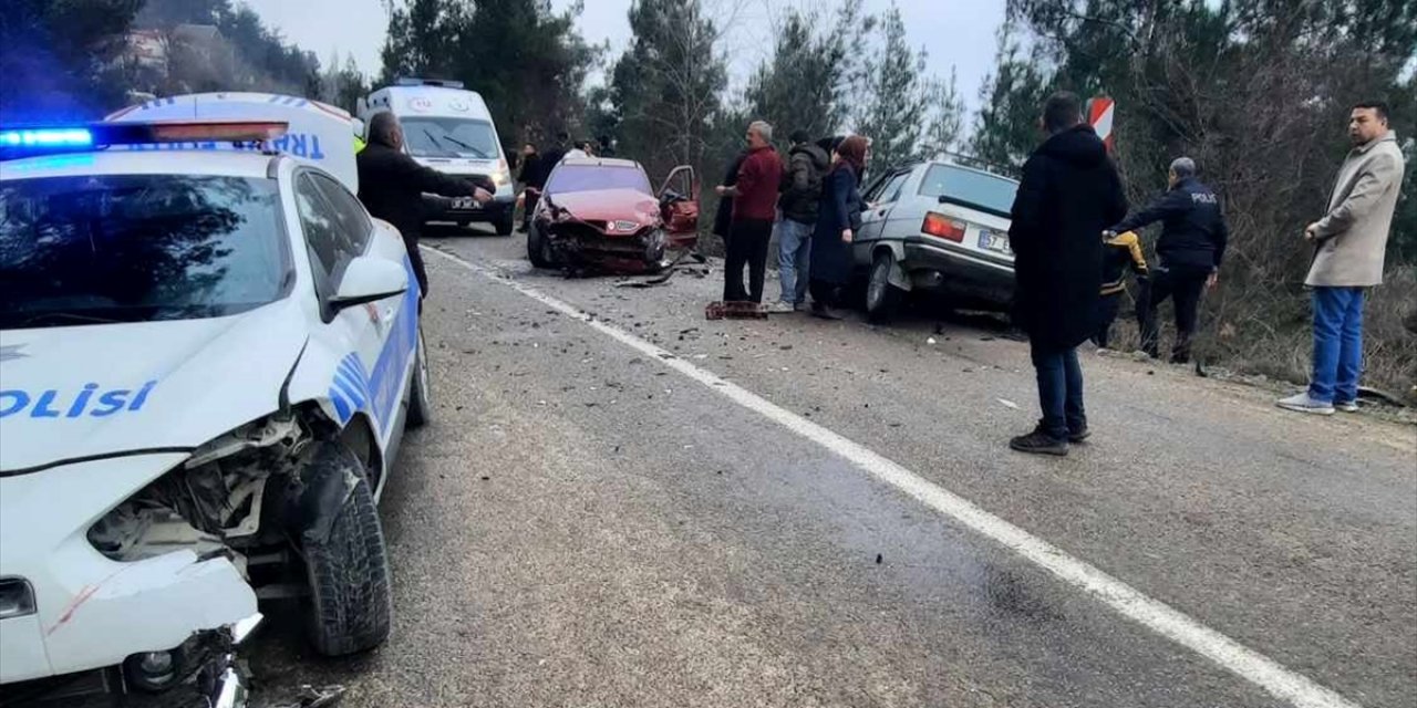 Sinop'ta "dur" ihtarına uymayan otomobilin çarptığı iki araçtaki 1'i polis, 3 kişi yaralandı