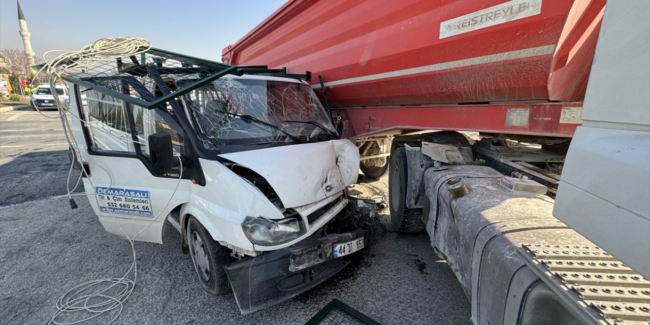 Elazığ'da tır ile kamyonetin çarpıştığı kazada 3 kişi yaralandı