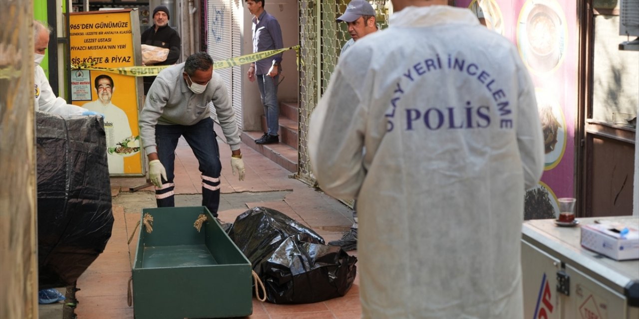 Antalya'da bir kişi iş hanının önünde ölü bulundu