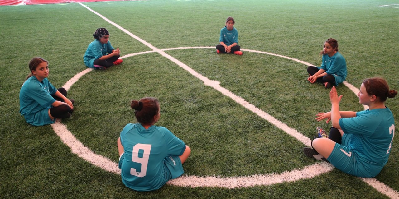 Hatay'da depremzede kız çocukları arasında düzenlenen futbol turnuvası başladı