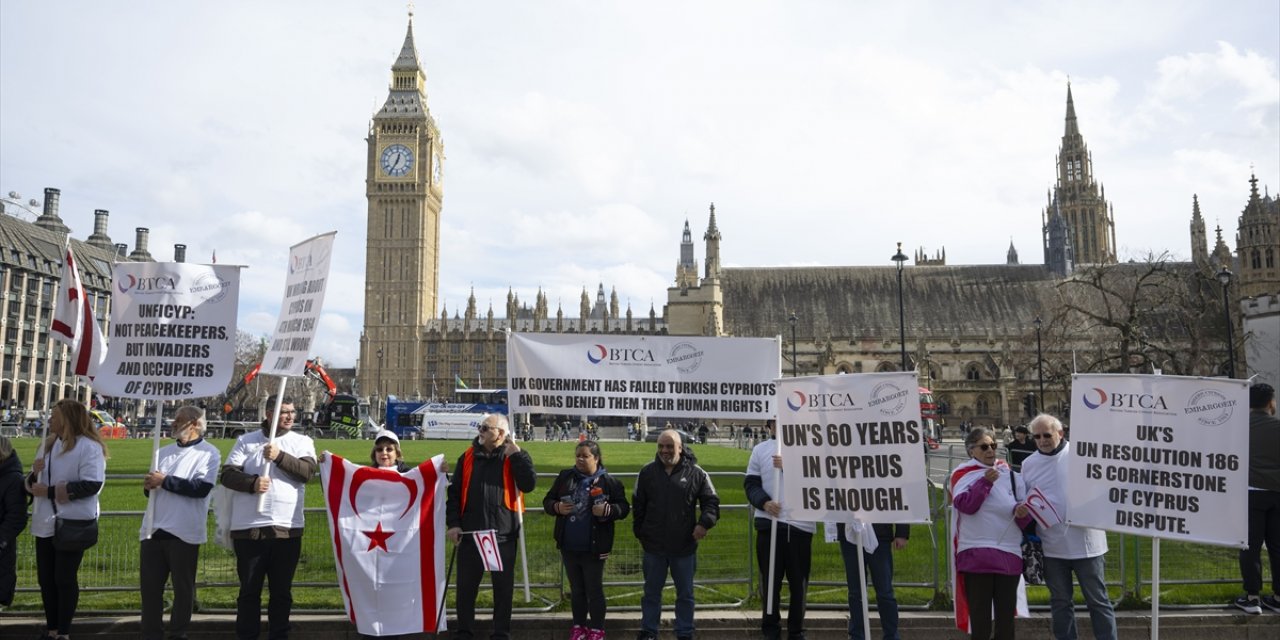 Kıbrıslı Türkler, 60. yılında BMGK'nin Kıbrıs'a barış gücü gönderilmesi kararını Londra'da protesto etti