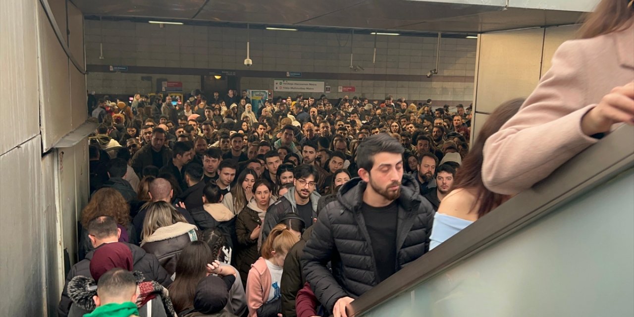 Mecidiyeköy metrobüs durağında yürüyen merdiven arızası sonucu 3 kişi yaralandı