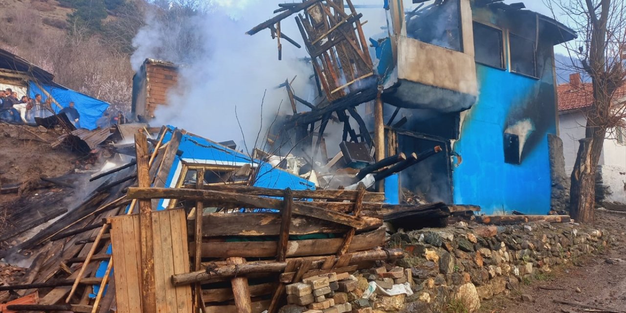 Tokat'ta çıkan yangında iki katlı ev kullanılamaz hale geldi
