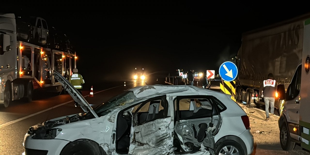 Kütahya'da tırla çarpışan otomobilin sürücüsü öldü, eşi yaralandı