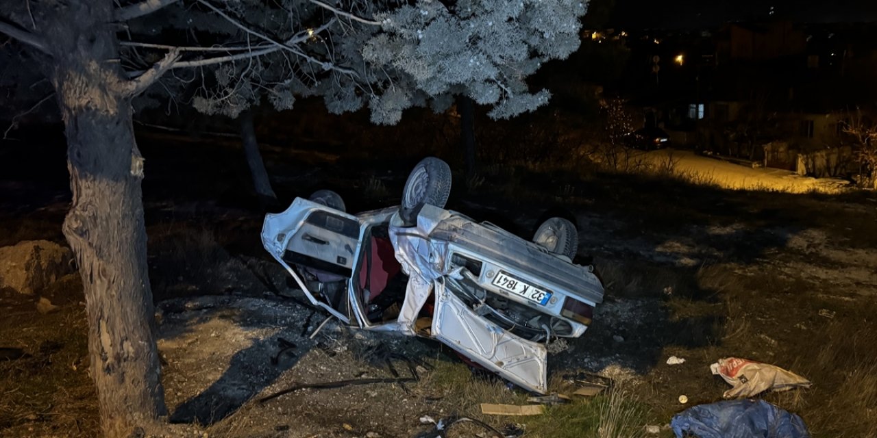 Burdur'da şarampole devrilen otomobildeki 3 kişi yaralandı