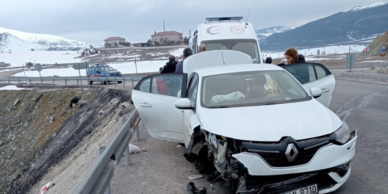 Erzincan'da bariyere çarpan otomobildeki 6 kişi yaralandı