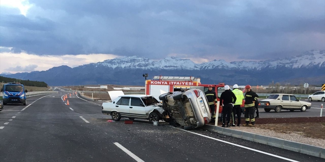 Konya'da iki otomobil çarpıştı, 4 kişi yaralandı