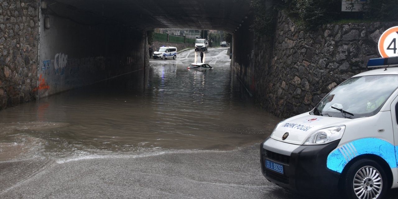 İzmir'de sağanak hayatı olumsuz etkiledi