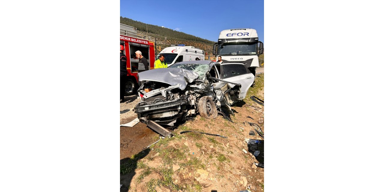 Kahramanmaraş'ta tırla çarpışan otomobilin sürücüsü öldü