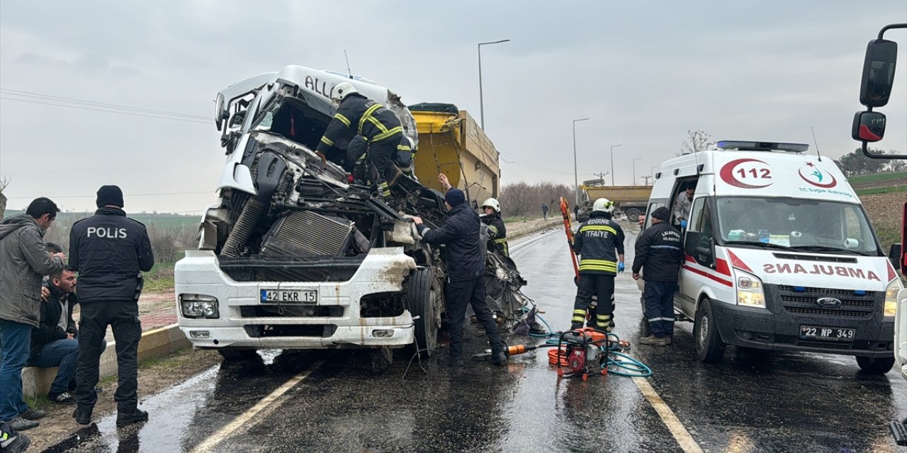 Edirne'de hafriyat kamyonlarının çarpıştığı kazada 1 kişi öldü