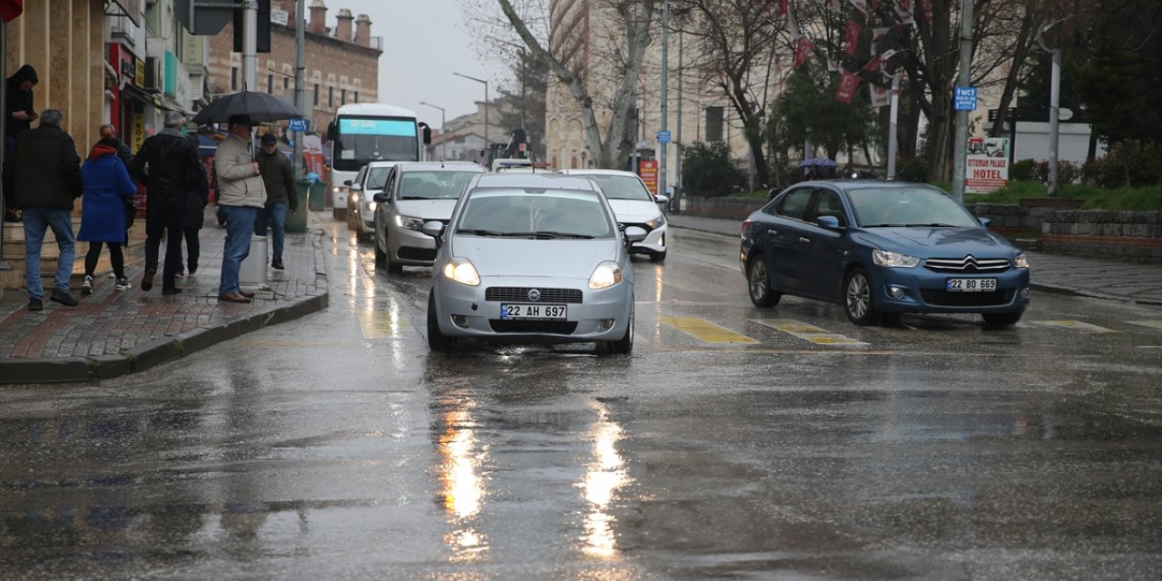 Kırklareli ve Edirne'de aralıklarla sağanak etkili oluyor