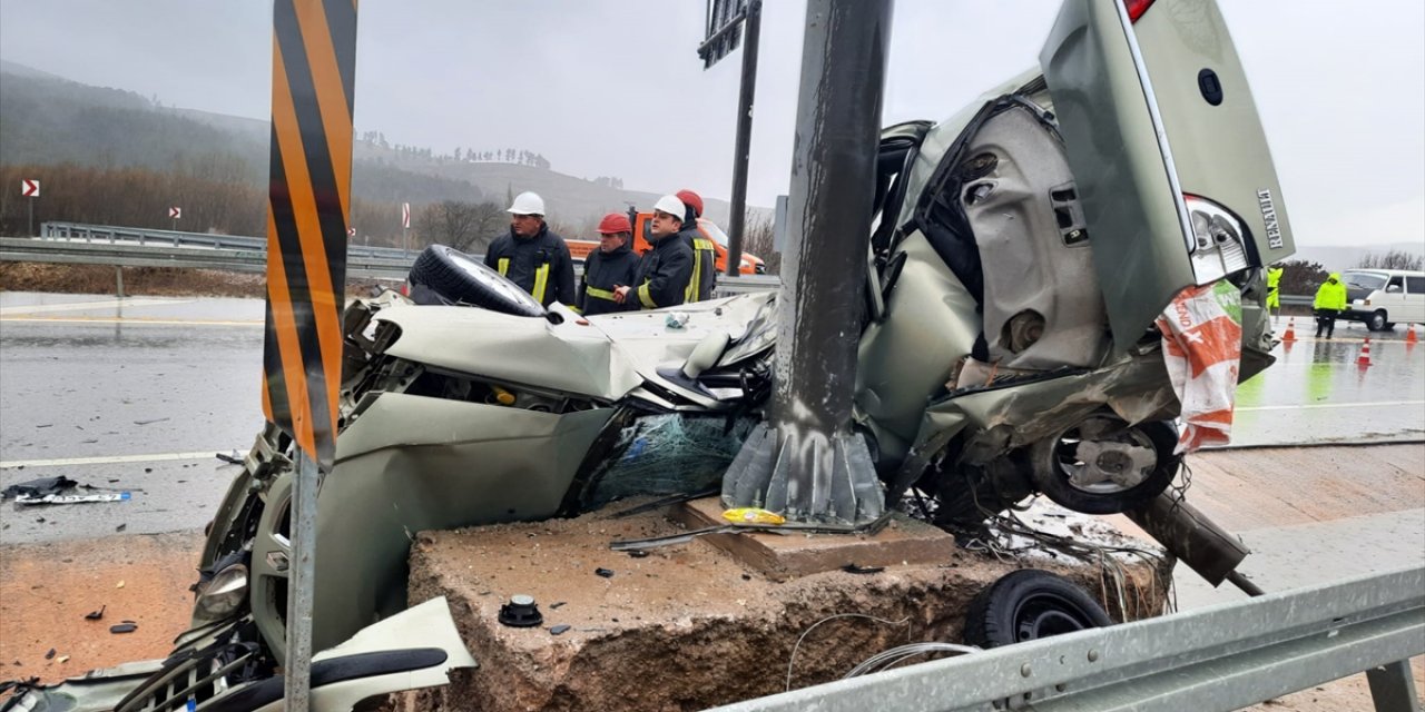 Kütahya'da yön levhasının direğine çarpan otomobilin sürücüsü öldü