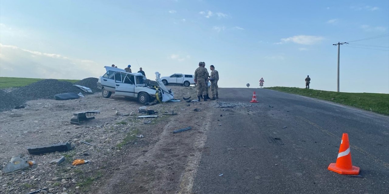 Diyarbakır'da kamyon ve otomobilin çarpıştığı kazada 2 kişi öldü,1 kişi yaralandı