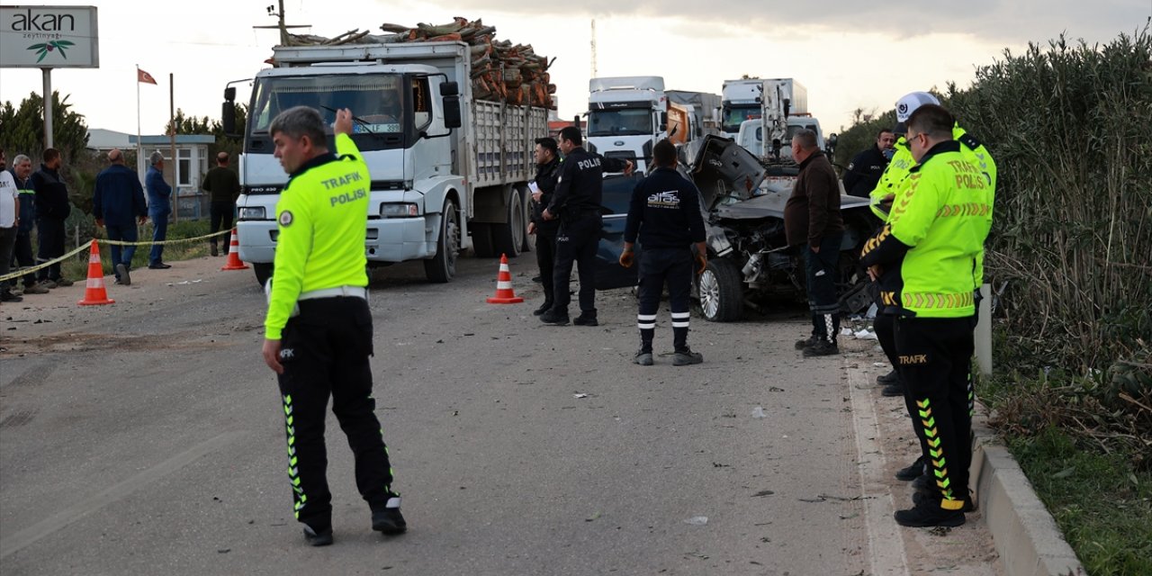 Adana'da otomobille işçi servisinin çarpışması sonucu 2 kişi öldü, 14 kişi yaralandı