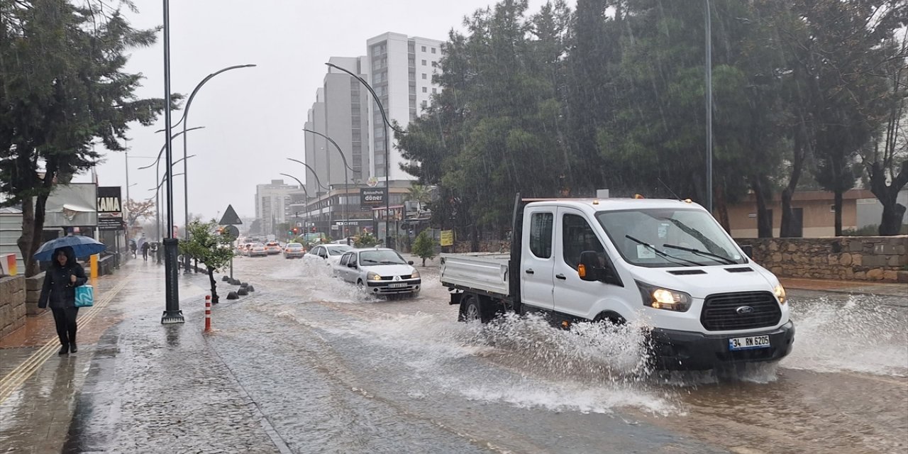 GÜNCELLEME- Antalya'da sağanak ve fırtına etkili oluyor