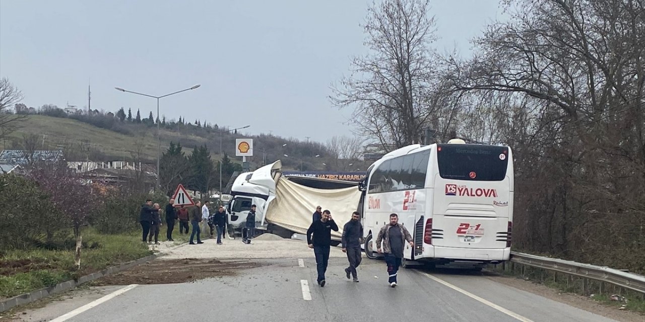 Yalova-Bursa kara yolunda devrilen tır ulaşımı aksattı