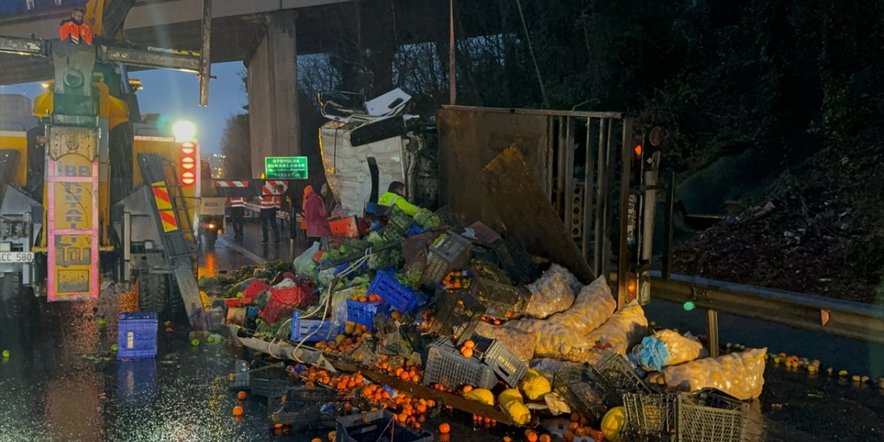 Beykoz’da özel halk otobüsü ile sebze yüklü kamyon çarpıştı