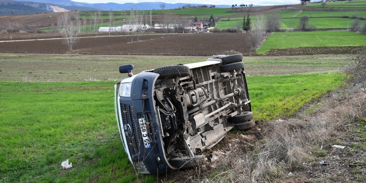 Samsun'da öğrenci servisi devrildi, 20 kişi hafif yaralandı