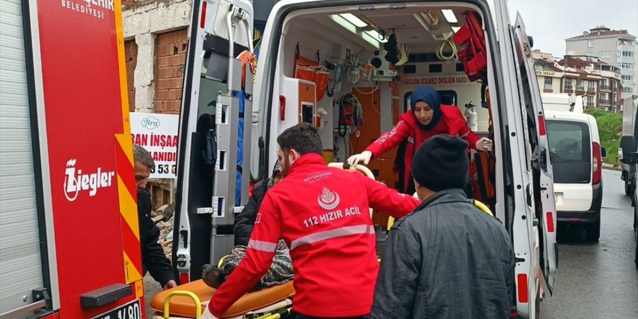 Maltepe'de yangın çıkan bir binada mahsur kalan 2 kişi kurtarıldı