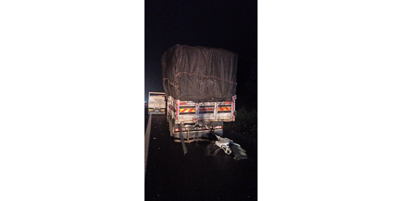 Düzce'de iki kamyon çarpıştı, 1 kişi öldü, 1 kişi yaralandı