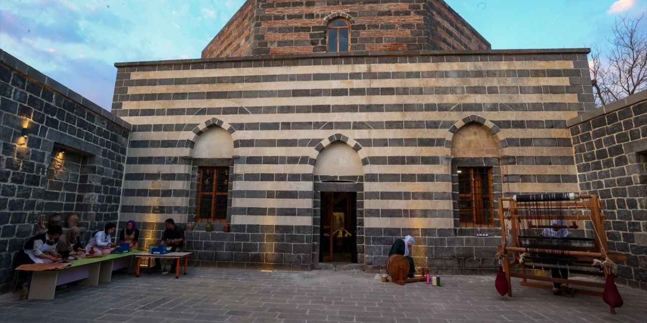 Kadınlar ipek dokuma tezgahlarını 457 yıllık hamama kurdu