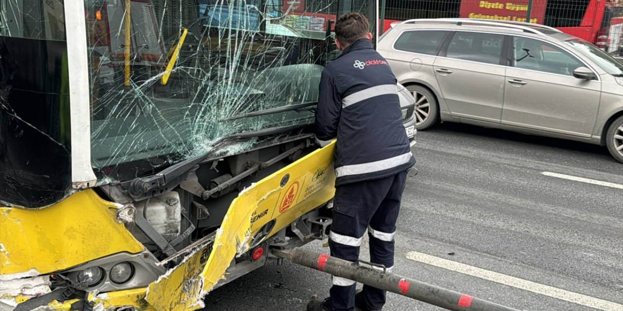 Küçükçekmece'de otomobilin İETT otobüsüne çarptığı kazada sürücüler yaralandı