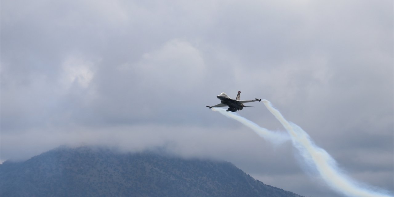 SOLOTÜRK, Isparta semalarında gösteri uçuşu yaptı